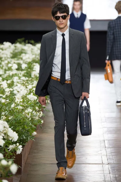 Look 25